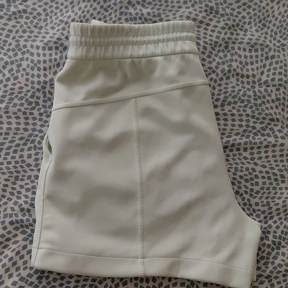 Lululemon Women's Softstreme HR Short 4" KOGR Size 6 - Picture 3 of 6